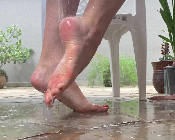 Caliupe Feet aka caliupe_feet Foot Fetish - 09-09-2021 OnlyFans Video - Hose bath n red nails