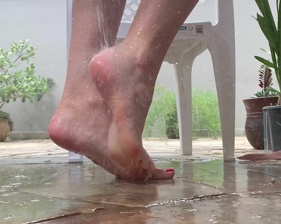 Caliupe Feet aka caliupe_feet Foot Fetish - 09-09-2021 OnlyFans Video - Hose bath n red nails