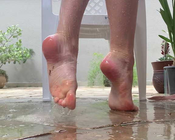 Caliupe Feet aka caliupe_feet Foot Fetish - 09-09-2021 OnlyFans Video - Hose bath n red nails