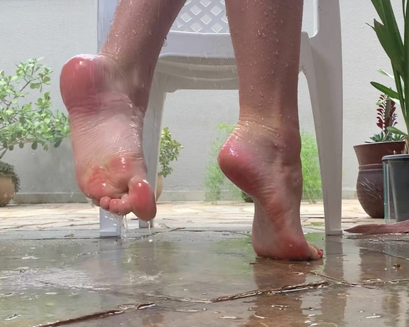 Caliupe Feet aka caliupe_feet Foot Fetish - 09-09-2021 OnlyFans Video - Hose bath n red nails