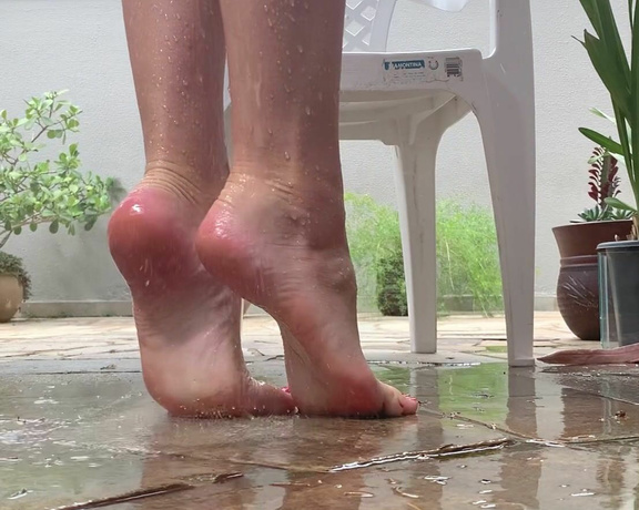 Caliupe Feet aka caliupe_feet Foot Fetish - 09-09-2021 OnlyFans Video - Hose bath n red nails