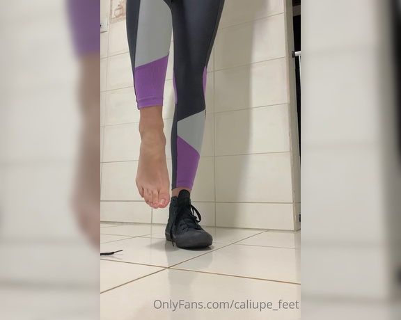 Caliupe Feet aka caliupe_feet Foot Fetish - 09-15-2021 OnlyFans Video - Pés macios e hidratados depois de um treino pesado