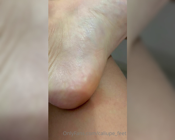 Caliupe Feet aka caliupe_feet Foot Fetish - 11-19-2021 OnlyFans Video - Uma pausa no trabalho pra admirar e filmar um pouquinho pra vocês Bom dia queridos