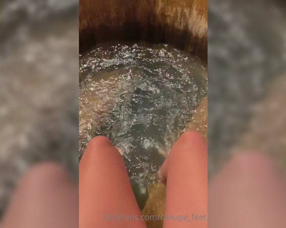 Caliupe Feet aka caliupe_feet Foot Fetish - 01-23-2022 OnlyFans Video - Água bem quentinha e gostosa, pezinhos relaxando