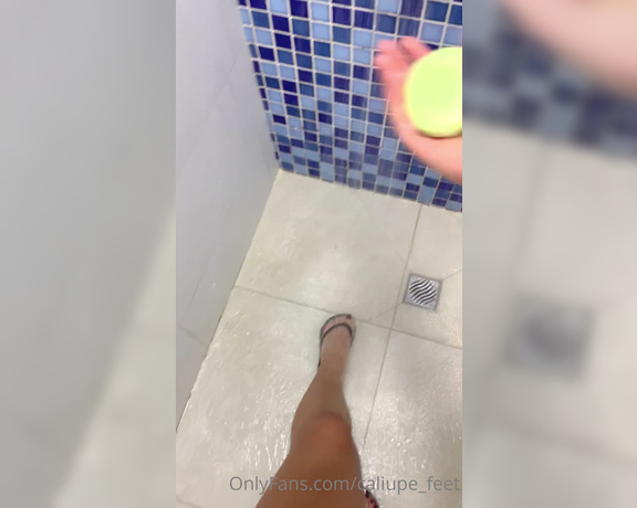 Caliupe Feet aka caliupe_feet Foot Fetish - 01-24-2022 OnlyFans Video - Morning shower  full 5 min video to sell in dm