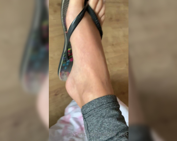 Caliupe Feet aka caliupe_feet Foot Fetish - 01-31-2022 OnlyFans Video - Bom dia queridos, ótima semana pra nós  meu chinelo preferido e o mais velho de