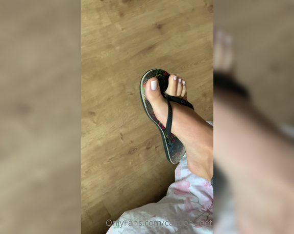 Caliupe Feet aka caliupe_feet Foot Fetish - 01-31-2022 OnlyFans Video - Bom dia queridos, ótima semana pra nós  meu chinelo preferido e o mais velho de