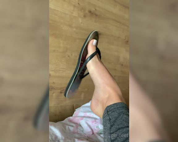 Caliupe Feet aka caliupe_feet Foot Fetish - 01-31-2022 OnlyFans Video - Bom dia queridos, ótima semana pra nós  meu chinelo preferido e o mais velho de