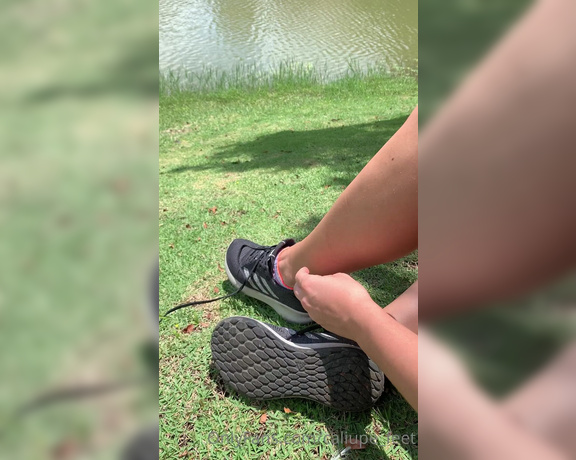 Caliupe Feet aka caliupe_feet Foot Fetish - 02-09-2022 OnlyFans Video - Bem suadinhos depois de caminhar