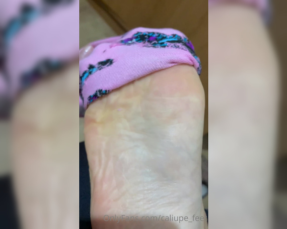 Caliupe Feet aka caliupe_feet Foot Fetish - 05-20-2022 OnlyFans Video - Vem tirar o tênis comigo