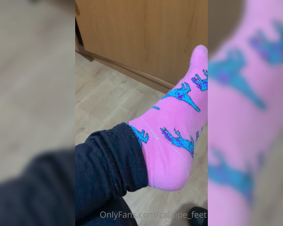 Caliupe Feet aka caliupe_feet Foot Fetish - 05-20-2022 OnlyFans Video - Vem tirar o tênis comigo