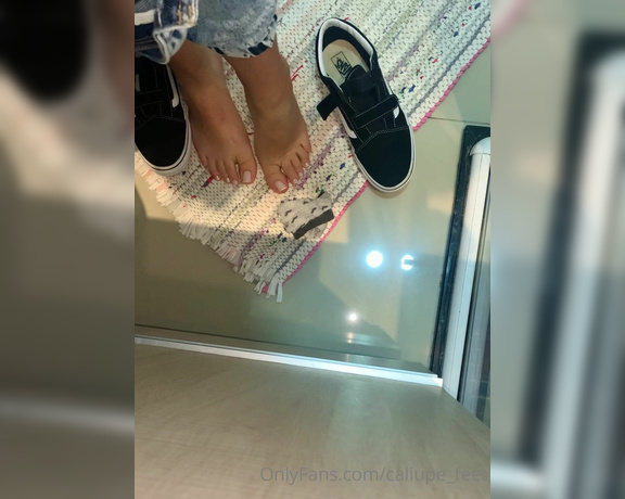 Caliupe Feet aka caliupe_feet Foot Fetish - 07-05-2022 OnlyFans Video - Me preparando para um banho gostoso  Getting ready for a hot shower