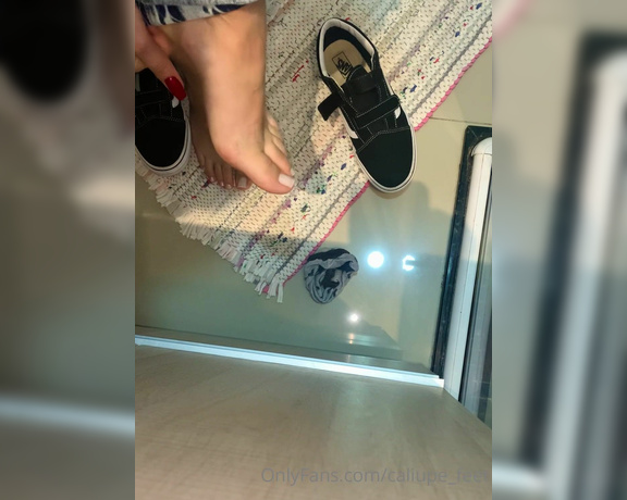 Caliupe Feet aka caliupe_feet Foot Fetish - 07-05-2022 OnlyFans Video - Me preparando para um banho gostoso  Getting ready for a hot shower