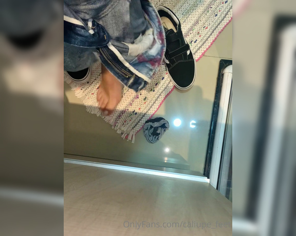 Caliupe Feet aka caliupe_feet Foot Fetish - 07-05-2022 OnlyFans Video - Me preparando para um banho gostoso  Getting ready for a hot shower