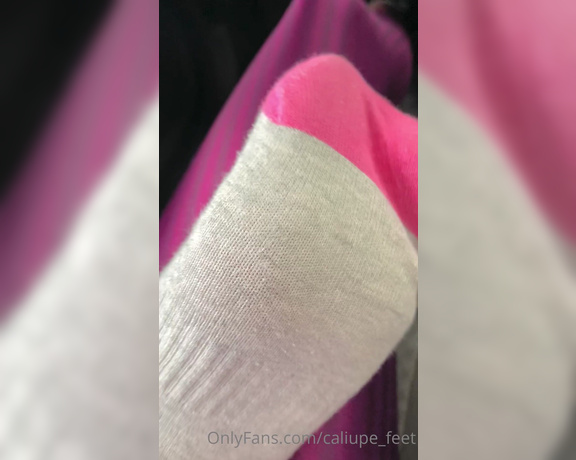 Caliupe Feet aka caliupe_feet Foot Fetish - 08-26-2022 OnlyFans Video - Passei o dia todo de tênis, acabei de treinar pesado na academia e agora tirei os