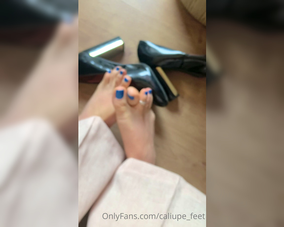 Caliupe Feet aka caliupe_feet Foot Fetish - 09-08-2022 OnlyFans Video - Feet sweating after a whole day of work