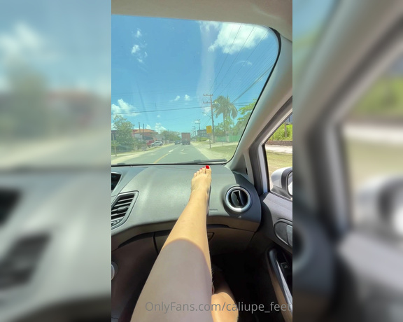 Caliupe Feet aka caliupe_feet Foot Fetish - 11-23-2022 OnlyFans Video - Mais um registro de pezinho no painel do carro