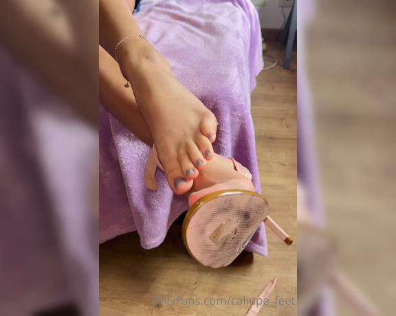 Caliupe Feet aka caliupe_feet Foot Fetish - 12-05-2022 OnlyFans Video - Barulhinho da sola descolando da sandália tesão acumulando até o momento que ela cai dos meus