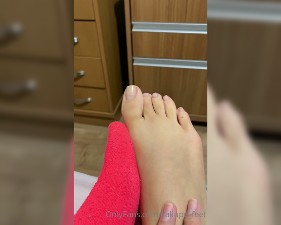 Caliupe Feet aka caliupe_feet Foot Fetish - 02-20-2023 OnlyFans Video - Cai de moto semana passada, por isso o roxo dos pés