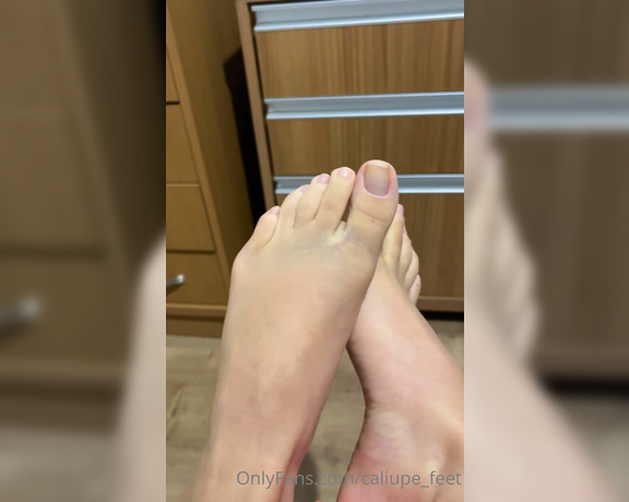 Caliupe Feet aka caliupe_feet Foot Fetish - 02-20-2023 OnlyFans Video - Cai de moto semana passada, por isso o roxo dos pés