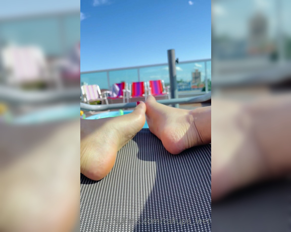 Caliupe Feet aka caliupe_feet Foot Fetish - 02-26-2023 OnlyFans Video - Esses pezinhos estão uma delícia nessa piscina