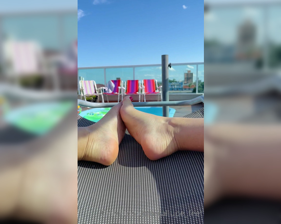 Caliupe Feet aka caliupe_feet Foot Fetish - 02-26-2023 OnlyFans Video - Esses pezinhos estão uma delícia nessa piscina