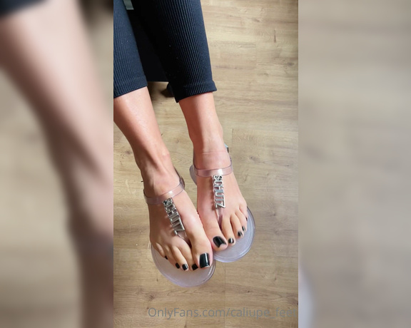 Caliupe Feet aka caliupe_feet Foot Fetish - 03-17-2023 OnlyFans Video - Quando eu saio com essa sandália, eu adoro sentar em alguma posição que eu consiga levantar