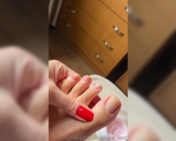 Caliupe Feet aka caliupe_feet Foot Fetish - 04-10-2023 OnlyFans Video - Bom dia e bom semana  Pezinho natural e hidratado logo pela manhã