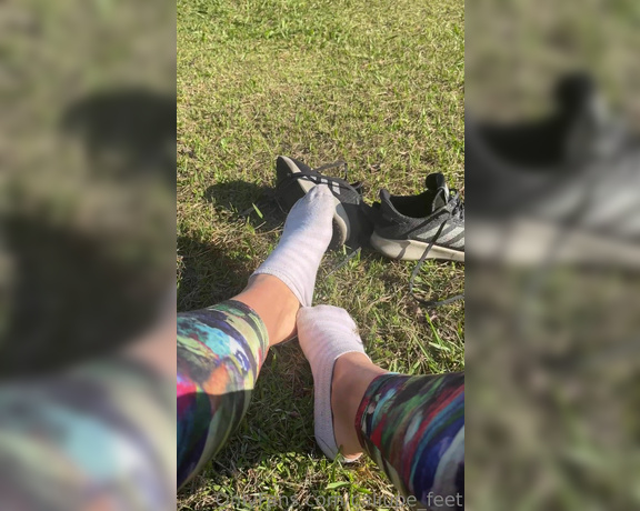 Caliupe Feet aka caliupe_feet Foot Fetish - 06-05-2023 OnlyFans Video - Depois das minhas caminhadas e corridas eu amo parar no parque, sentar e sentir a grama