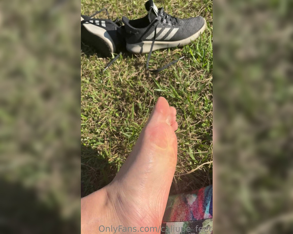 Caliupe Feet aka caliupe_feet Foot Fetish - 06-05-2023 OnlyFans Video - Depois das minhas caminhadas e corridas eu amo parar no parque, sentar e sentir a grama