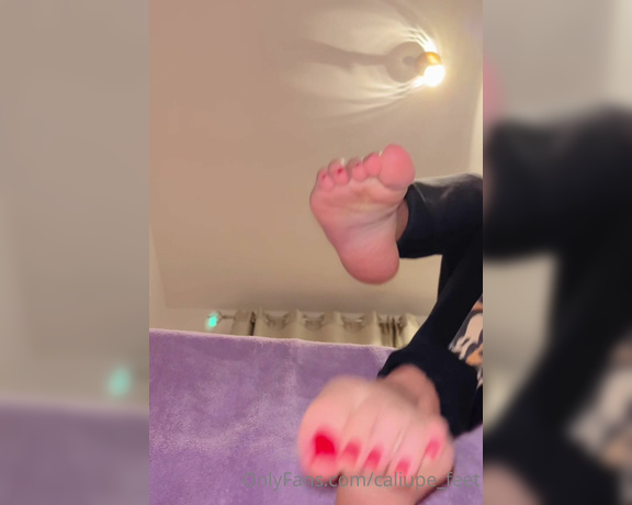 Caliupe Feet aka caliupe_feet Foot Fetish - 07-14-2023 OnlyFans Video - Me aquecendo e me preparando para esse dia de muito frio Bom dia queridos  Essa