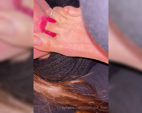 Caliupe Feet aka caliupe_feet Foot Fetish - 08-01-2023 OnlyFans Video - Consegue imaginar a textura e o gosto desses dedos entrando e saindo da minha boca