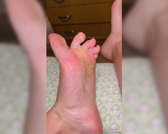 Caliupe Feet aka caliupe_feet Foot Fetish - 09-30-2023 OnlyFans Video - Pé quentinho e suado depois de um dia todo dentro do tênis