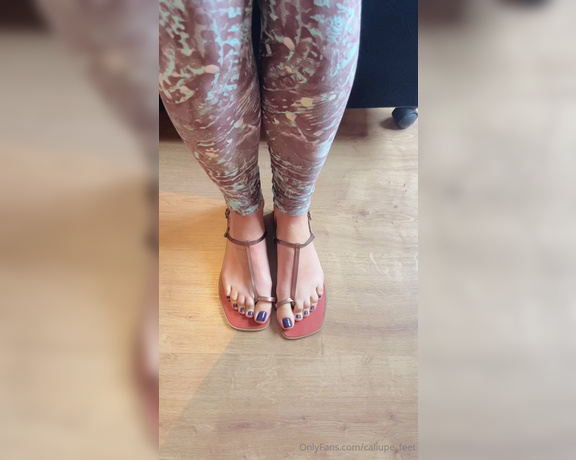 Caliupe Feet aka caliupe_feet Foot Fetish - 10-26-2023 OnlyFans Video - Adoro o barulho dos dedinhos descolando da sola da sandália bom dia