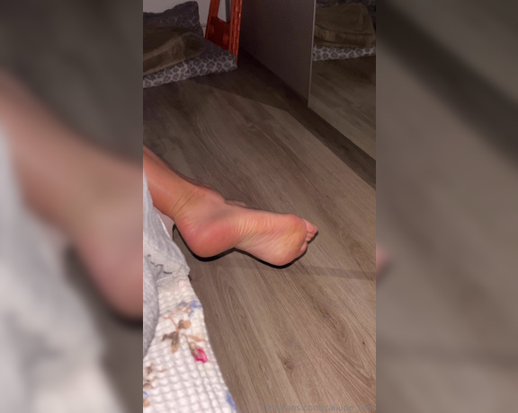 Caliupe Feet aka caliupe_feet Foot Fetish - 01-09-2024 OnlyFans Video - Estou morrendo de calor e não consigo dormir