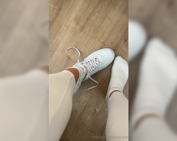 Caliupe Feet aka caliupe_feet Foot Fetish - 03-08-2024 OnlyFans Video - Pós treino com a meia molhada e o pezinho bem macio