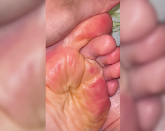 Caliupe Feet aka caliupe_feet Foot Fetish - 01-16-2024 OnlyFans Video - Me preparando pra dormir bem gostoso e acordar com os pezinhos bem macios  amanhã farei