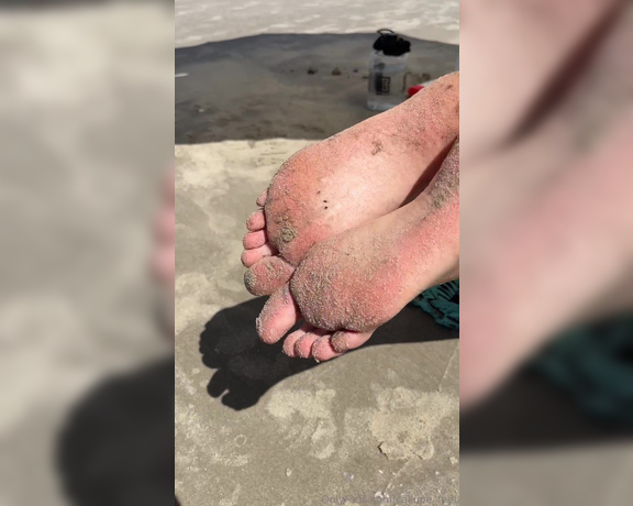 Caliupe Feet aka caliupe_feet Foot Fetish - 03-27-2024 OnlyFans Video - what would you feel and think if you saw me like this on the beach, showing