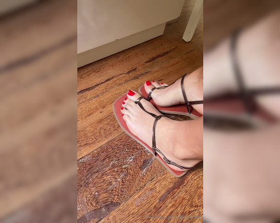 Caliupe Feet aka caliupe_feet Foot Fetish - 04-06-2024 OnlyFans Video - Youre under the table watching my feet hidden