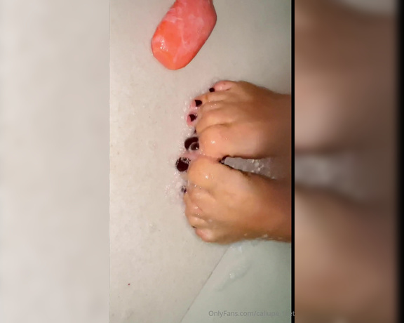 Caliupe Feet aka caliupe_feet Foot Fetish - 01-23-2024 OnlyFans Video - Hora do banho