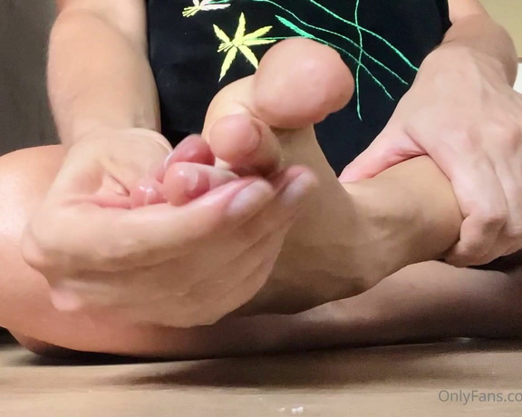 Caliupe Feet aka caliupe_feet Foot Fetish - 03-22-2024 OnlyFans Video - Faz de conta que é a sua mão sentido a textura da minha pele, de cada