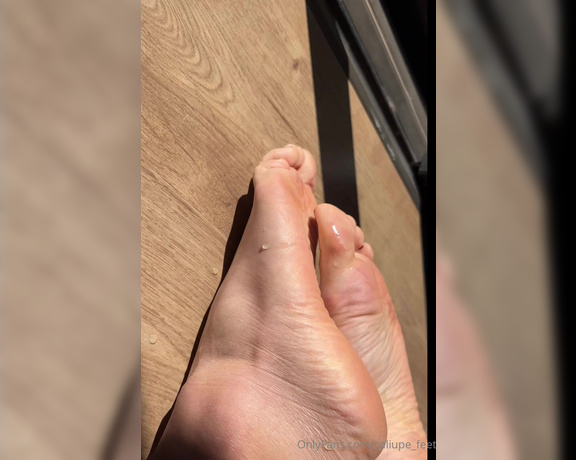 Caliupe Feet aka caliupe_feet Foot Fetish - 05-30-2024 OnlyFans Video - Solinhas molhadas pra você  Wet soles for you