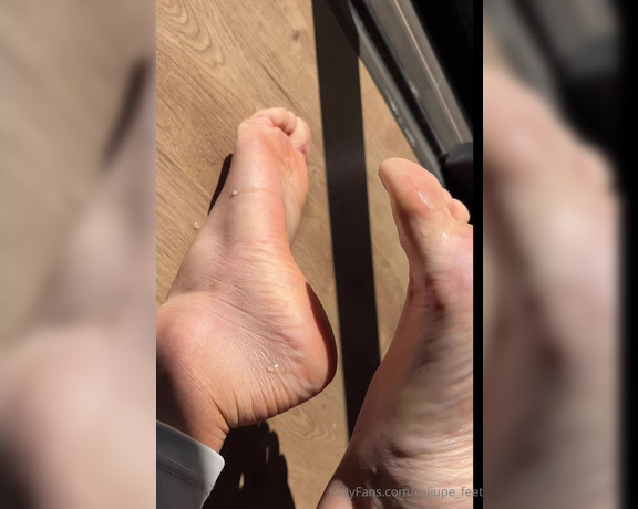 Caliupe Feet aka caliupe_feet Foot Fetish - 05-30-2024 OnlyFans Video - Solinhas molhadas pra você  Wet soles for you