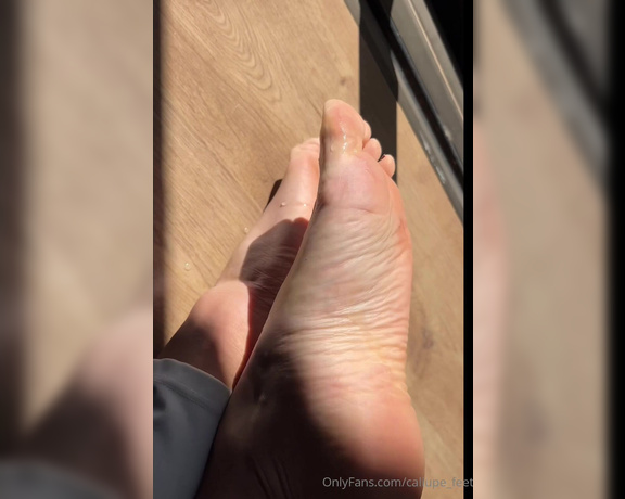 Caliupe Feet aka caliupe_feet Foot Fetish - 05-30-2024 OnlyFans Video - Solinhas molhadas pra você  Wet soles for you