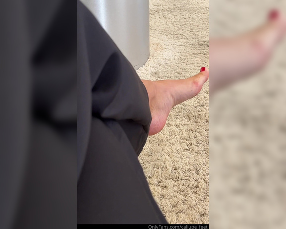 Caliupe Feet aka caliupe_feet Foot Fetish - 04-04-2024 OnlyFans Video - While I wait to be attended