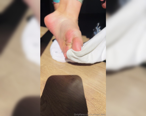 Caliupe Feet aka caliupe_feet Foot Fetish - 06-18-2024 OnlyFans Video - Meias suadas, pés quentes e macios, prontos pra te fazer um fj até você  muito