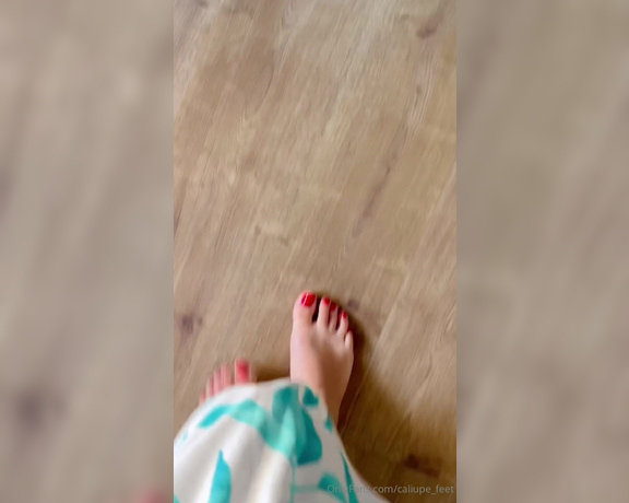 Caliupe Feet aka caliupe_feet Foot Fetish - 05-07-2024 OnlyFans Video - Hoje o dia foi de muito calor por aqui e eu não podia perder a oportunidade