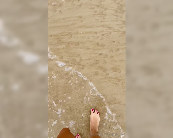 Caliupe Feet aka caliupe_feet Foot Fetish - 04-14-2024 OnlyFans Video - Pezinho em câmera lenta andando beira mar  vamos ignorar a diferença de cor do pé