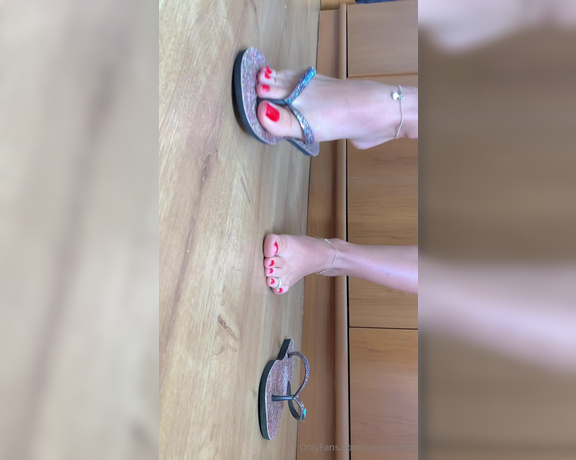 Caliupe Feet aka caliupe_feet Foot Fetish - 05-25-2024 OnlyFans Video - Unhas vermelhas, anéis e tornozeleiras, irresistíveis  Red nails, rings and anklets, irresistible