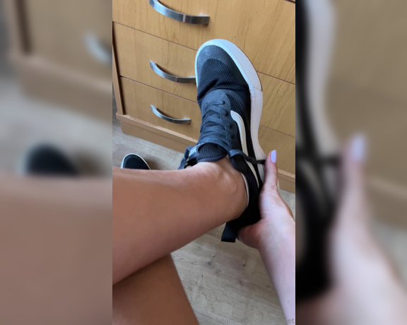 Caliupe Feet aka caliupe_feet Foot Fetish - 06-25-2024 OnlyFans Video - Toda vez que eu volto da academia e tiro meus tênis, eu lembro de vocês E